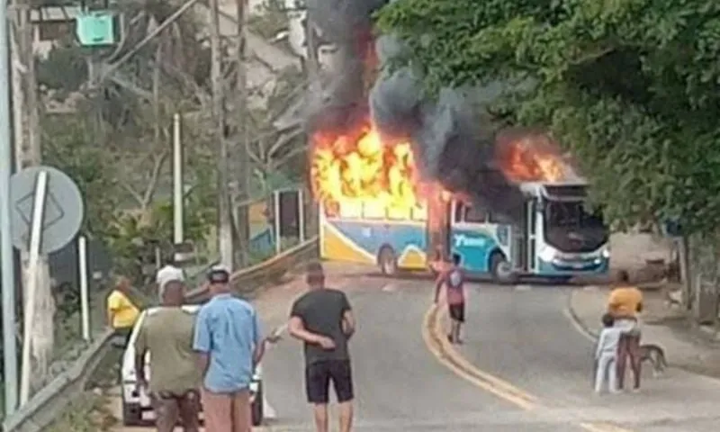 Imagem ilustrativa da imagem Confronto com a polícia termina com morte e ônibus incendiado no ES