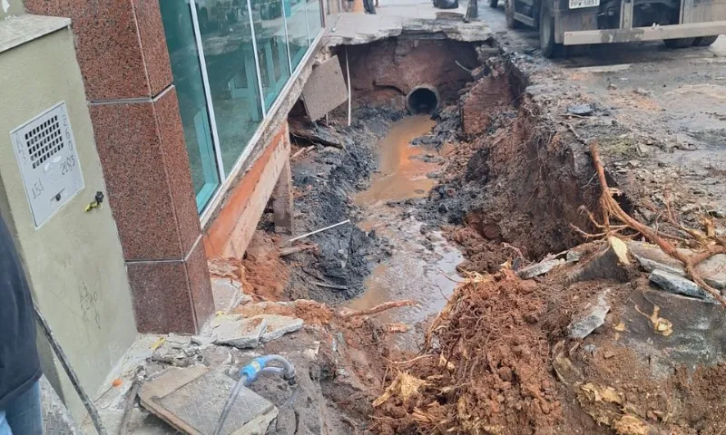 Imagem ilustrativa da imagem Crea-ES realiza vistoria em calçada que desabou em avenida de Cachoeiro