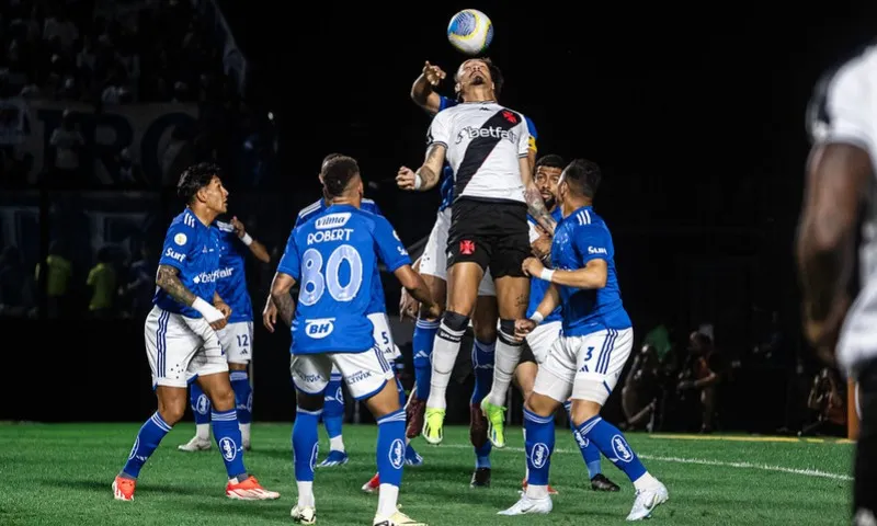 Imagem ilustrativa da imagem Cruzeiro e Vasco fazem clássico nacional por reabilitação no Brasileirão