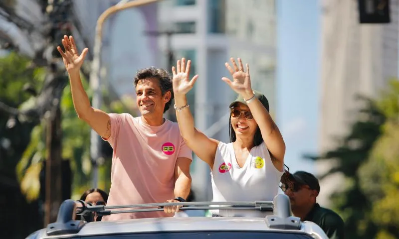 Imagem ilustrativa da imagem Daniel Coelho realiza carreata de 20 km no Recife no último dia de campanha