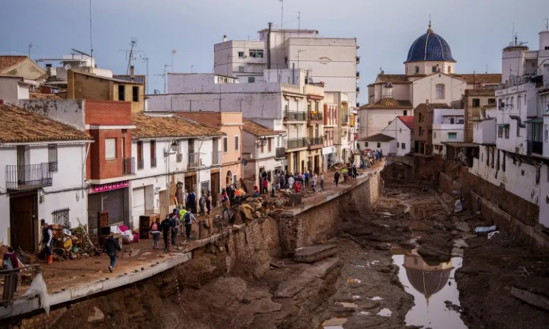 Imagem ilustrativa da imagem Espanha conta 205 mortos, mais do que o RS, e ainda busca desaparecidos