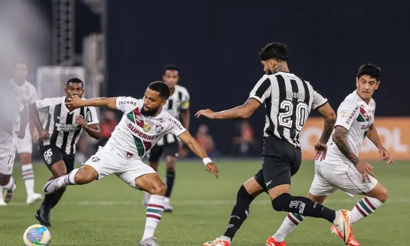 Imagem ilustrativa da imagem Fluminense e Botafogo fazem clássico no Brasileirão de olho na Libertadores