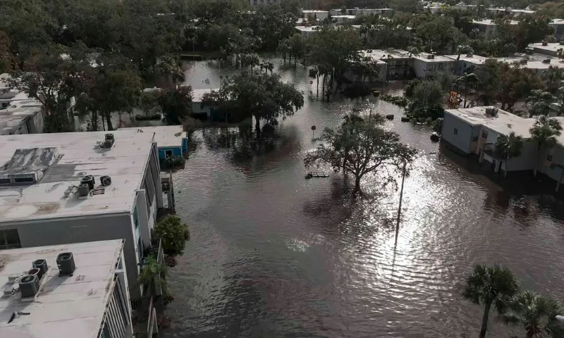 Imagem ilustrativa da imagem Furacão causa destruição na Flórida, deixa 14 mortos e 3 milhões sem luz