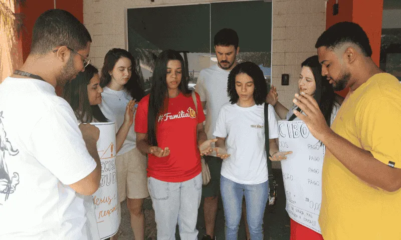 Imagem ilustrativa da imagem Grupo faz oração para candidatos do Enem em Vitória