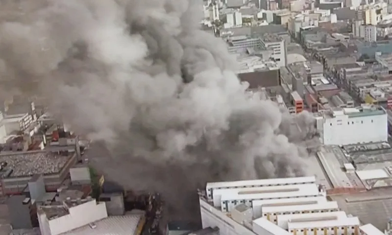 Imagem ilustrativa da imagem Incêndio de grandes proporções atinge shopping de compras na região do Brás, em SP