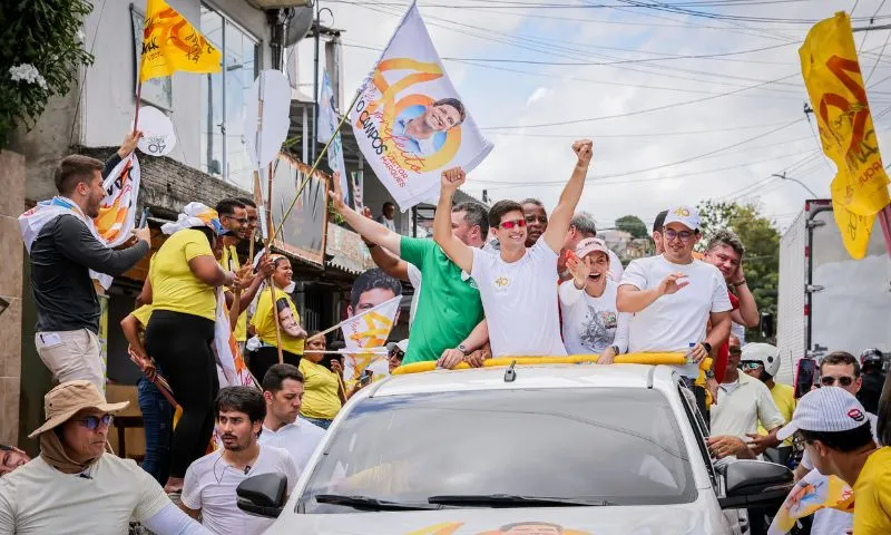 Imagem ilustrativa da imagem João Campos percorre 15 bairros no último dia de campanha no Recife