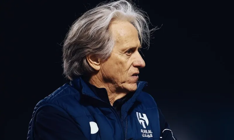 Imagem ilustrativa da imagem Jorge Jesus critica Dorival por ausência de Renan Lodi: 'Não está vendo o Al-Hilal"