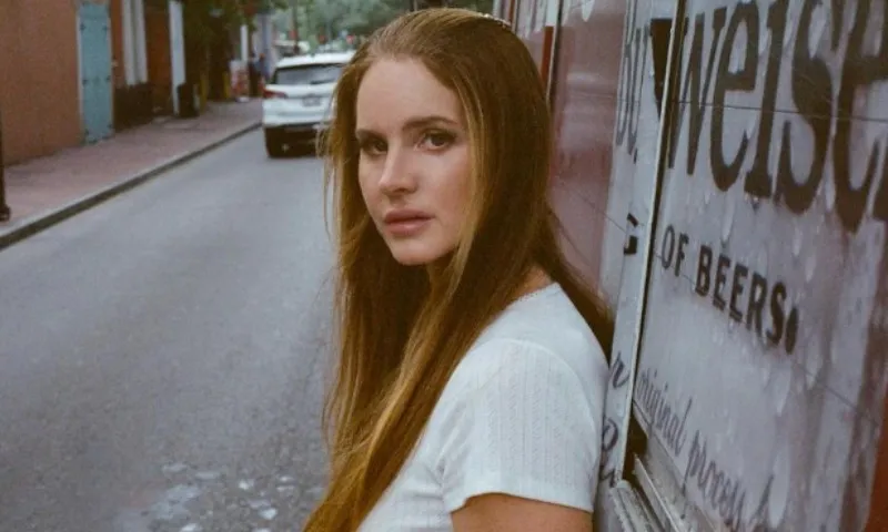 Imagem ilustrativa da imagem Lana Del Rey se casa em pântano com guia turístico de jacarés