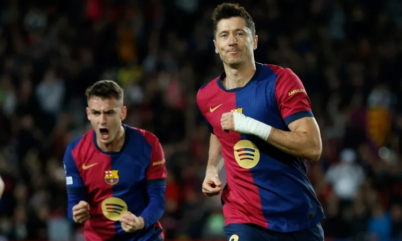 Imagem ilustrativa da imagem Lewandowski supera 100 gols na Liga dos Campeões e Barcelona ganha a 4ª seguida