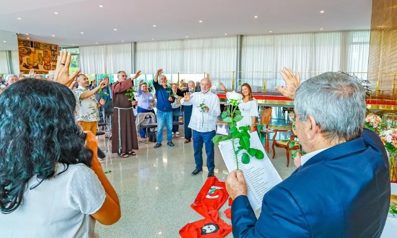 Imagem ilustrativa da imagem Lula faz cerimônia ecumênica no Planalto para celebrar 5 anos de soltura