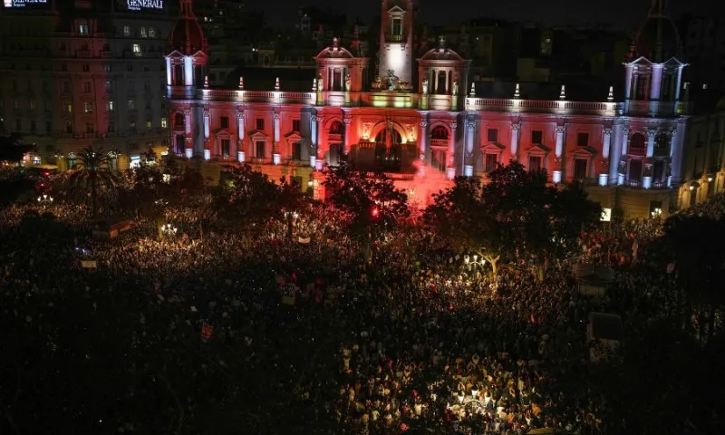 Imagem ilustrativa da imagem Milhares protestam contra governo regional conservador após inundações na Espanha