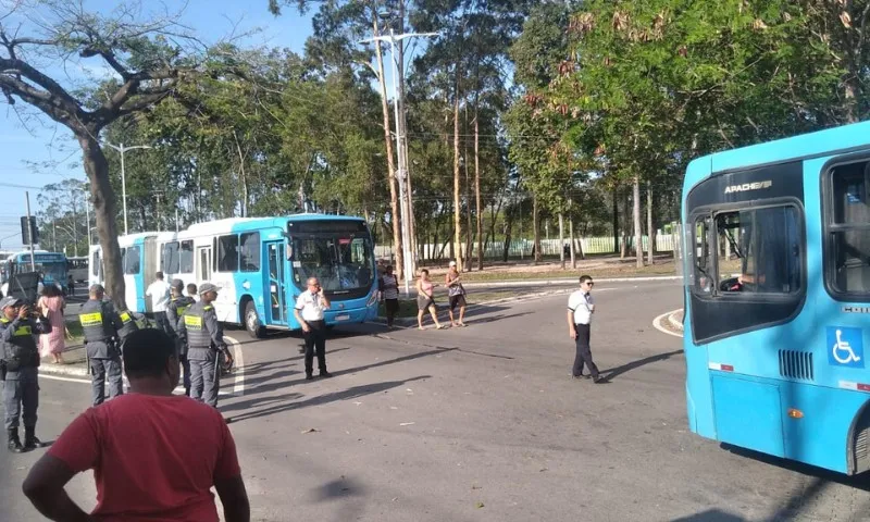 Imagem ilustrativa da imagem Motoristas de ônibus fazem protesto e fecham acessos ao Terminal de Carapina