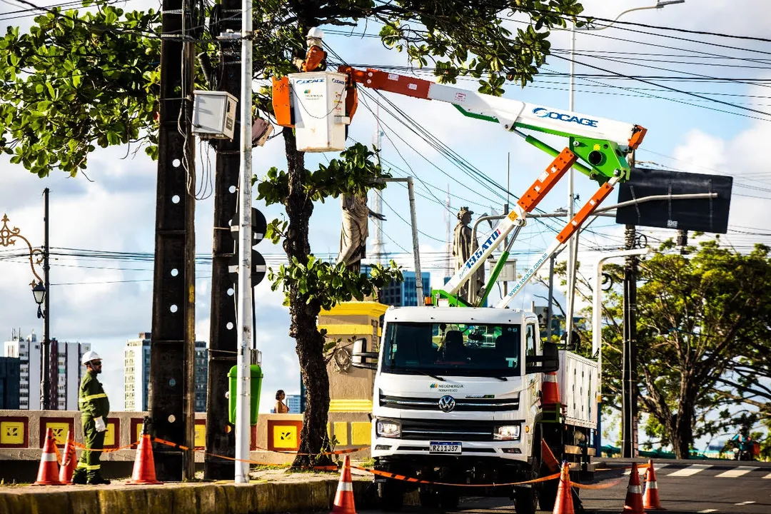 Imagem ilustrativa da imagem Neoenergia Pernambuco começa a retirar fios irregulares de postes no Recife Antigo