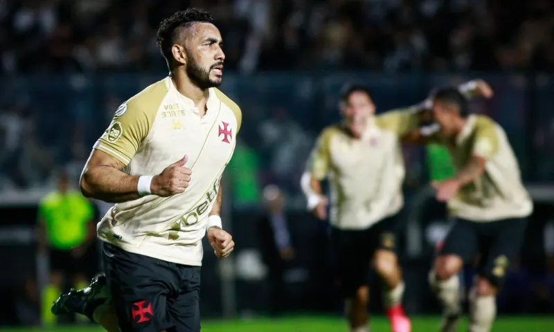 Imagem ilustrativa da imagem Payet faz dois, Vasco sofre susto no 2º tempo, mas vence o Bahia pelo Brasileiro