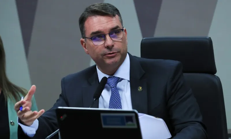 Imagem ilustrativa da imagem Pensar em matar não é crime, diz Flávio Bolsonaro sobre plano contra Lula