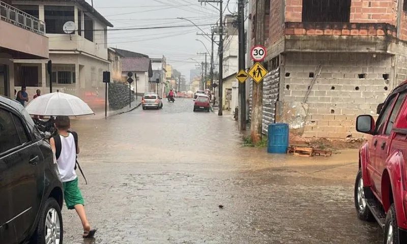 Imagem ilustrativa da imagem Temporal alaga ruas em várias cidades do ES