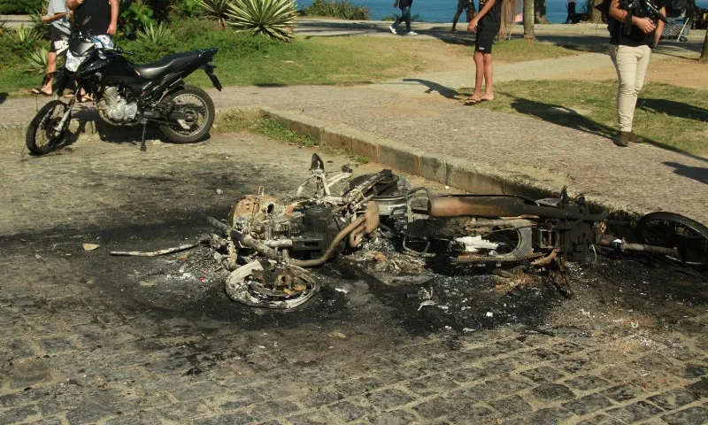 Imagem ilustrativa da imagem Torcedores do Peñarol saqueiam quiosques, entram em conflito com PM e vandalizam RJ