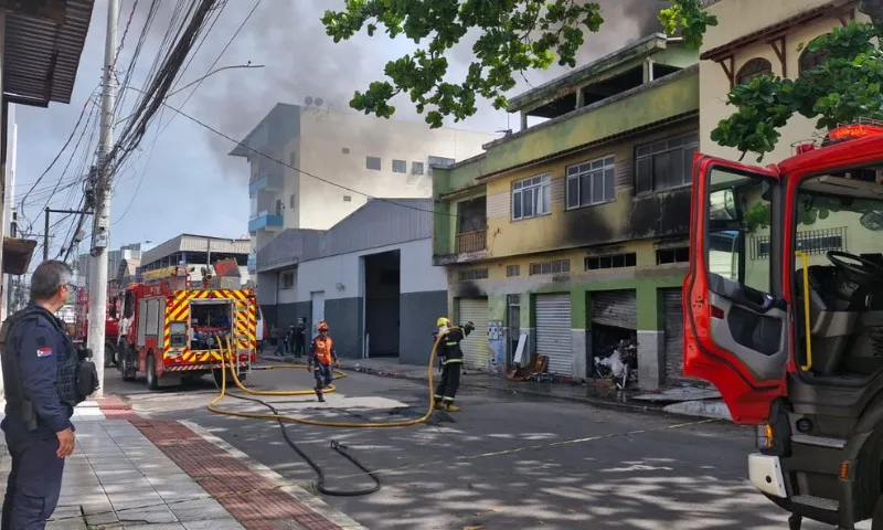 Imagem ilustrativa da imagem VÍDEO | Incêndio de grandes proporções atinge galpão em Vila Velha