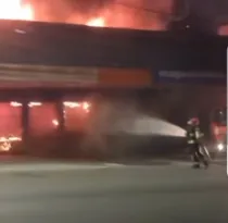 Imagem ilustrativa da imagem Incêndio atinge loja de eletrodomésticos em Abreu e LIma