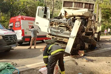 Imagem ilustrativa da imagem Acidente com quatro caminhões na BR-262 deixa uma pessoa morta