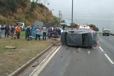 Imagem ilustrativa da imagem Acidente deixa dois mortos e ponto de ônibus destruído na Rodovia do Contorno