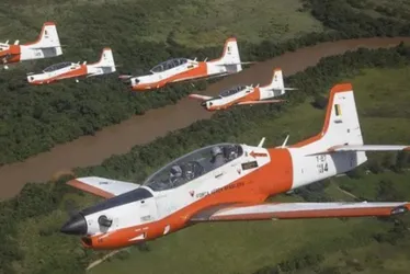 Imagem ilustrativa da imagem Aeronaves da FAB colidem em São Paulo e piloto é ejetado