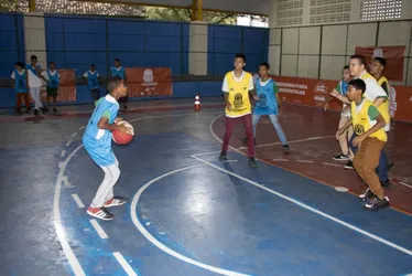 Imagem ilustrativa da imagem Alunos de escola de Cariacica participam de oficina de basquete 3x3