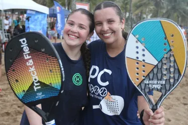 Imagem ilustrativa da imagem Amizade dentro e fora da quadra: conheça as campeãs do Tribuna Open de Beach Tennis