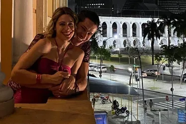 Imagem ilustrativa da imagem Após beijo, Luisa Arraes e José Loreto posam abraçados: 'Último dia'