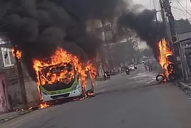 Imagem ilustrativa da imagem Após briga de trânsito, ônibus é incendiado em Olinda, no Grande Recife