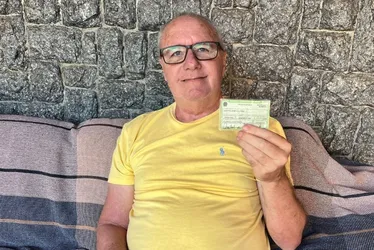 Imagem ilustrativa da imagem Aposentado supera desafios após sofrer AVC para ir às urnas