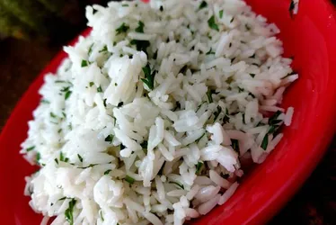 Imagem ilustrativa da imagem Aprenda 5 receitas com as folhas descartadas dos alimentos