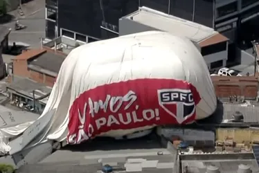 Imagem ilustrativa da imagem Balão dirigível com símbolo do São Paulo cai em Osasco
