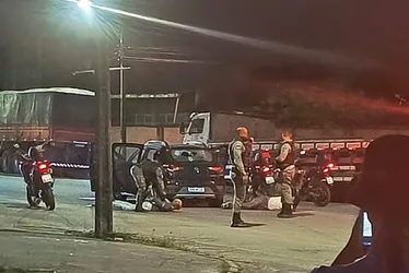 Imagem ilustrativa da imagem Bandidos roubam carro, furam blitz, trocam tiros com a PM e são presos; COM VÍDEO