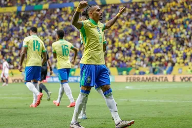Imagem ilustrativa da imagem Brasil goleia seleção peruana no Mané Garrincha e dá paz a Dorival Júnior