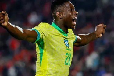 Imagem ilustrativa da imagem Brasil vence Chile com gols "do Botafogo" e respira nas Eliminatórias
