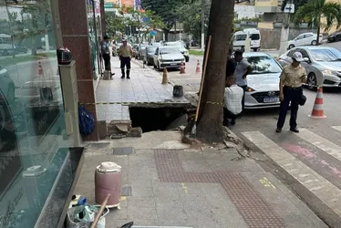 Imagem ilustrativa da imagem Calçada cede na mesma avenida onde médico foi “engolido” no ES