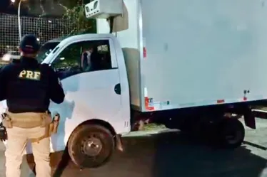 Imagem ilustrativa da imagem Caminhão roubado é recuperado pela PRF, após perseguição e tiros