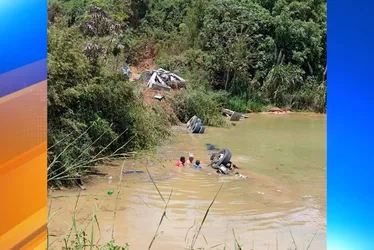 Imagem ilustrativa da imagem Caminhoneiro desaparece após carreta cair em represa no ES