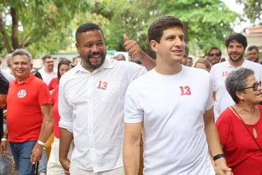 Imagem ilustrativa da imagem Candidato Vinicius Castello é o primeiro a votar em Olinda: "a luta me pertence"