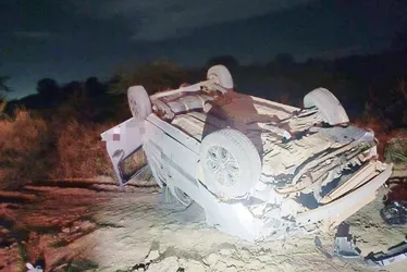 Imagem ilustrativa da imagem Carro capota e mata pedestre que estava em acostamento da BR-232, no Agreste