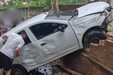 Imagem ilustrativa da imagem Carro de aplicativo desce escadaria e bate em muro de residência em Vitória