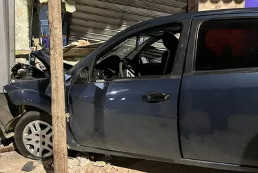 Imagem ilustrativa da imagem Carro desce ladeira, atinge loja e deixa quatro feridos em Cariacica