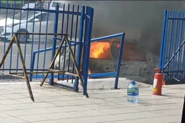 Imagem ilustrativa da imagem Carro pega fogo e fica completamente destruído no meio da rua em Olinda; COM VÍDEO