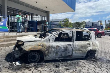 Imagem ilustrativa da imagem Carro pega fogo e fica completamente destruído no meio da rua em Olinda; COM VÍDEO