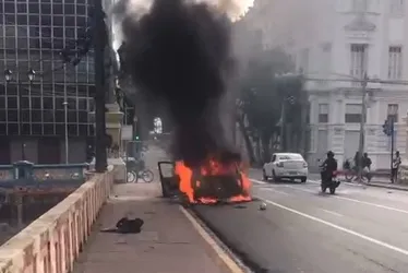 Imagem ilustrativa da imagem Carro pega fogo na Ponte Maurício de Nassau, no Centro do Recife; COM VÍDEO
