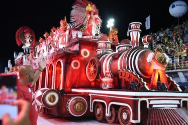 Imagem ilustrativa da imagem Carros alegóricos com até 11 metros de altura no Carnaval 2025