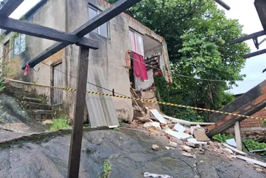 Imagem ilustrativa da imagem Casa é interditada após parte do imóvel desabar por conta da chuva em Vitória