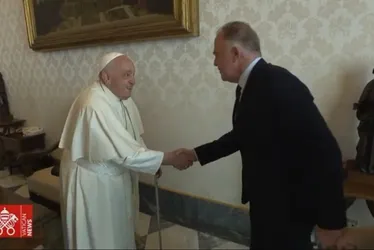 Imagem ilustrativa da imagem Casagrande se encontra com Papa Francisco e entrega imagem do São José de Anchieta