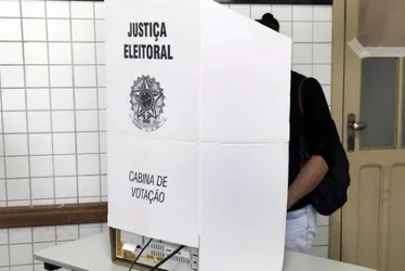 Imagem ilustrativa da imagem ELEIÇÕES 2024: Veja o que é proibido levar para a cabine de votação